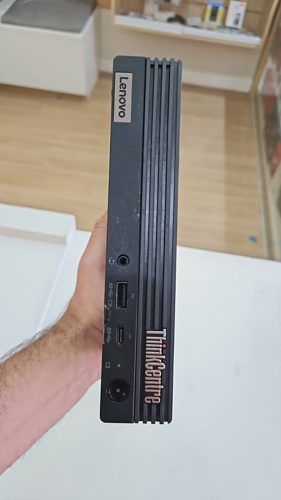 Mini PC Lenovo ThinkCentre M80q (I5 10ª Geração - 08GB RAM DDR4 - SSD 240GB)